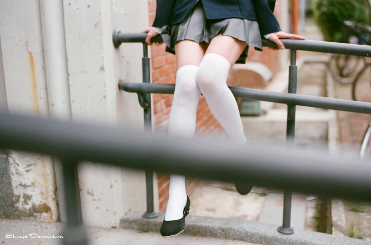 萌少女靠坐在栏杆上