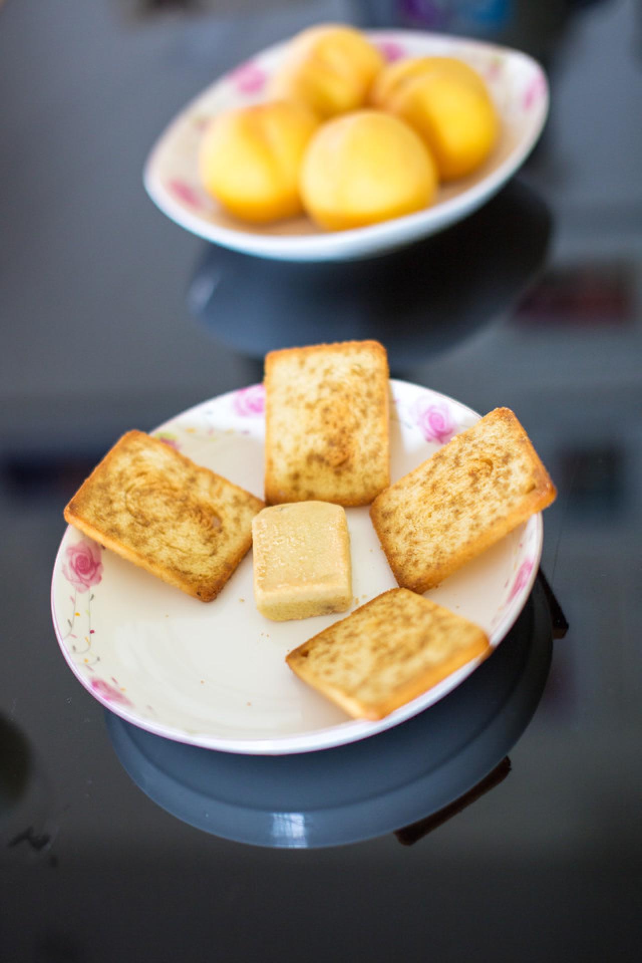 诱惑猫咪的小食品，盘子整齐放的馍片，缺了一块