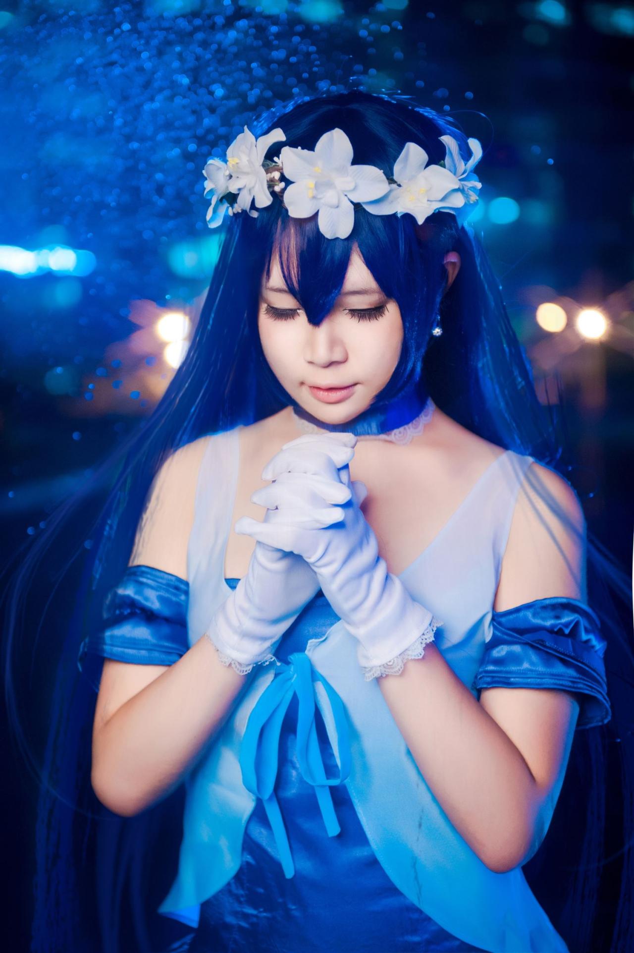 甜点点扮演园田海未双手握紧，祈祷的姿势