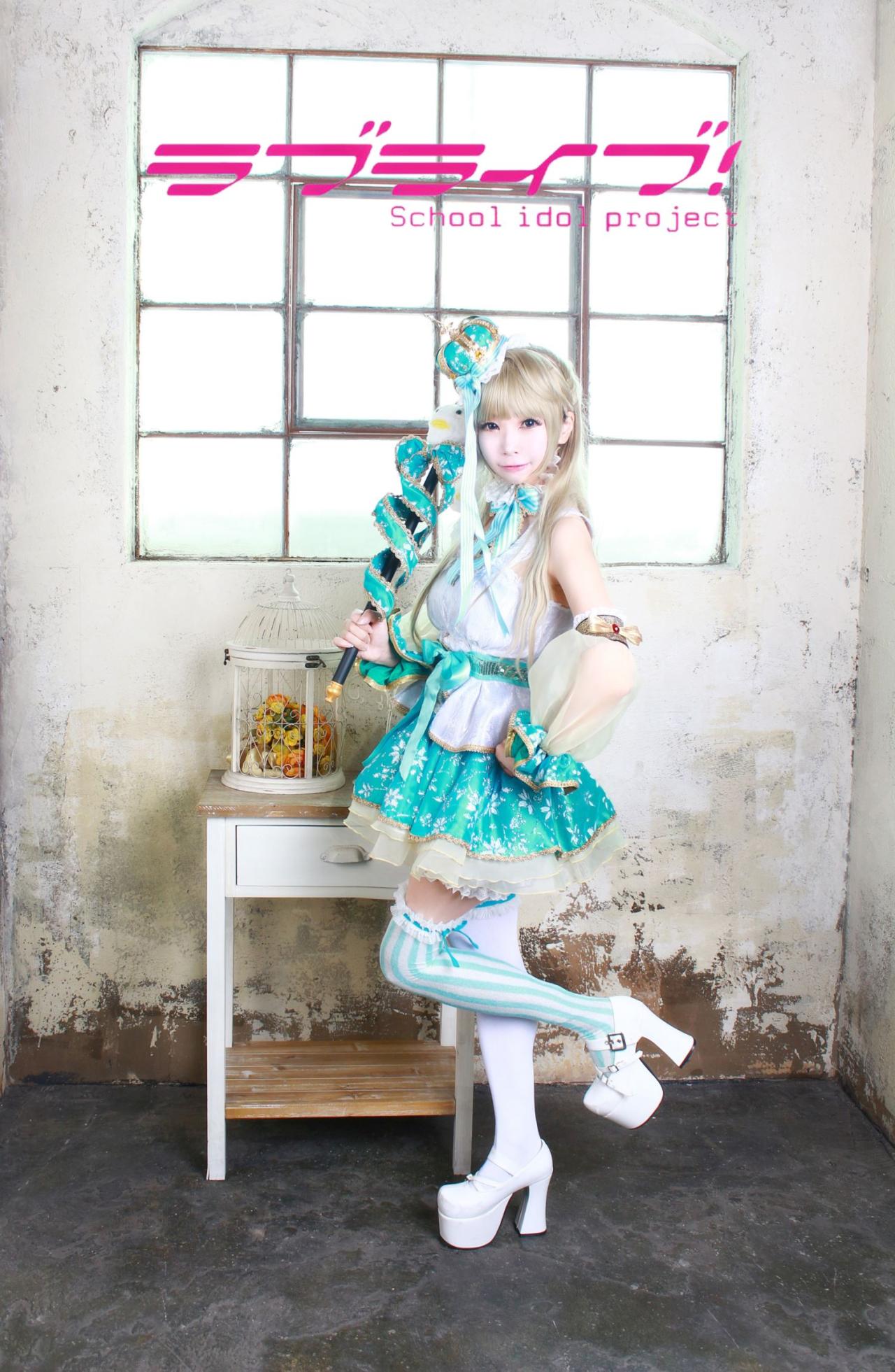 ALPPY扮演南小鸟拿着魔法杖，背景的桌子上放着一个盛满花朵的鸟笼