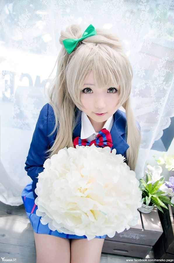 Neneko扮演南小鸟端着手捧花