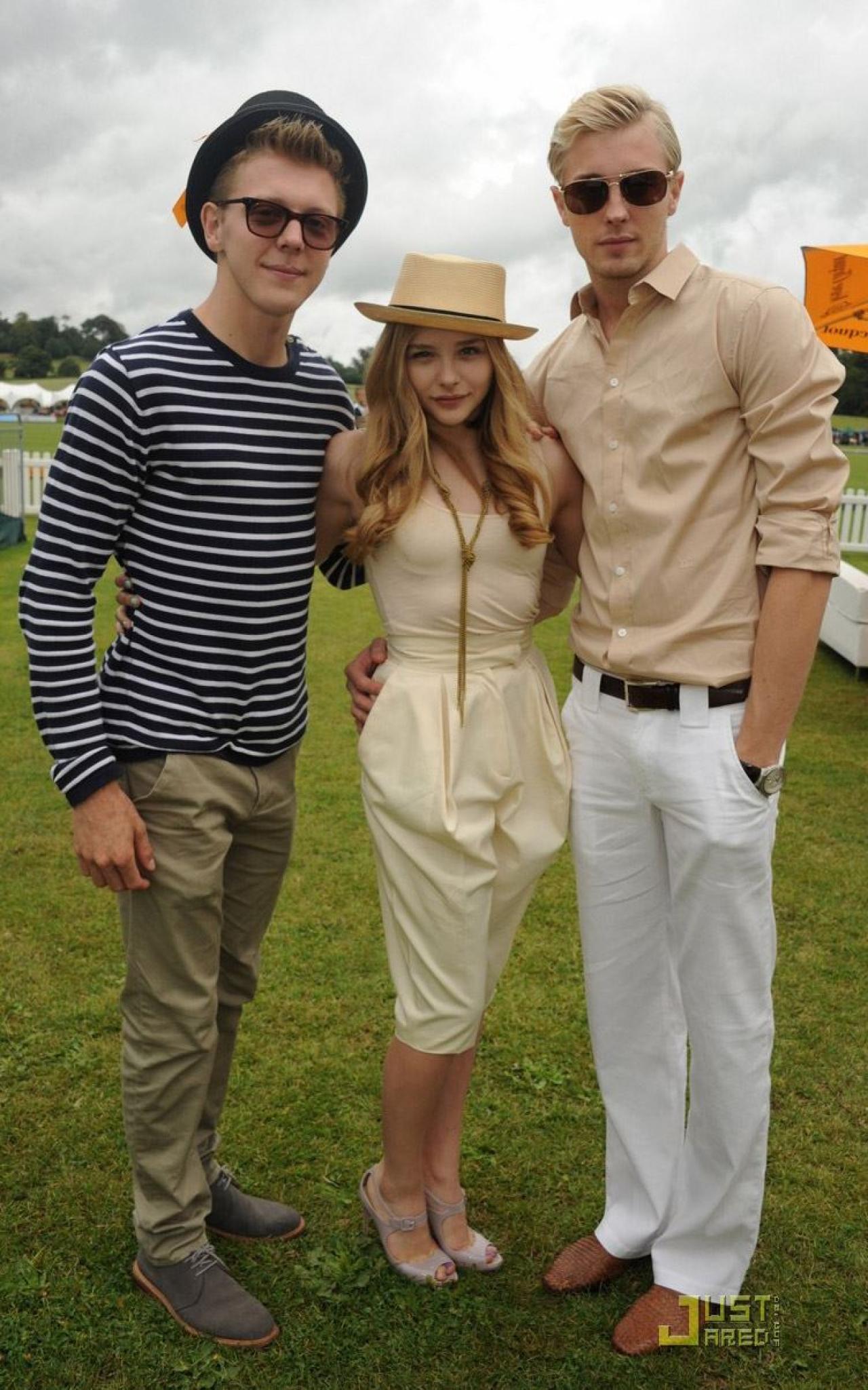 科洛·莫瑞兹和两位哥哥在绿草地上合影