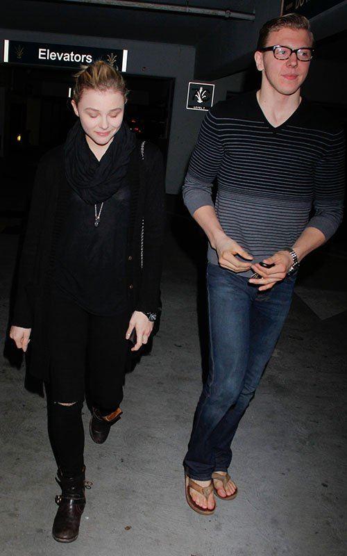 科洛·莫瑞兹与四哥一起走出电影院