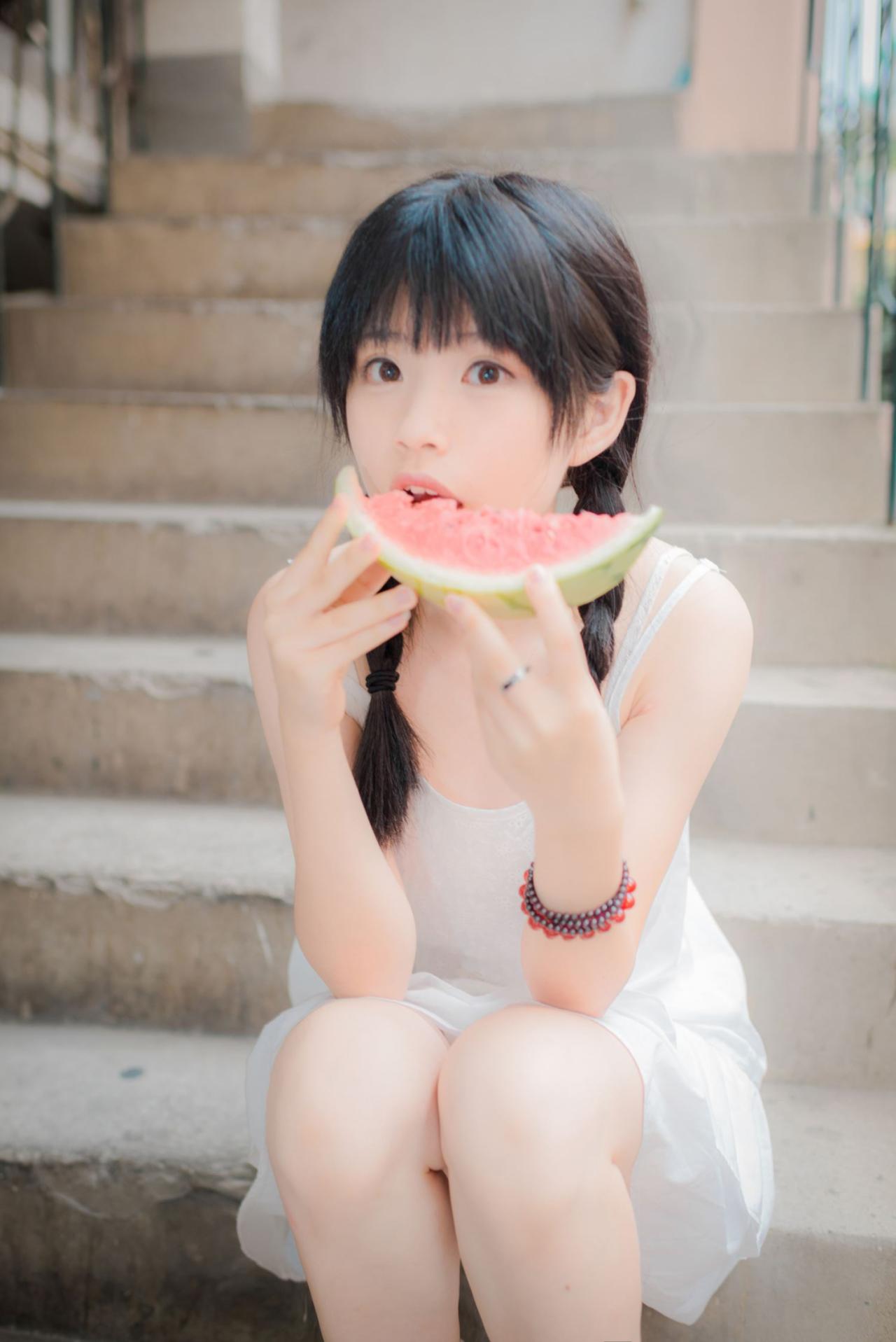 佐流张开嘴吃西瓜为微侧脸