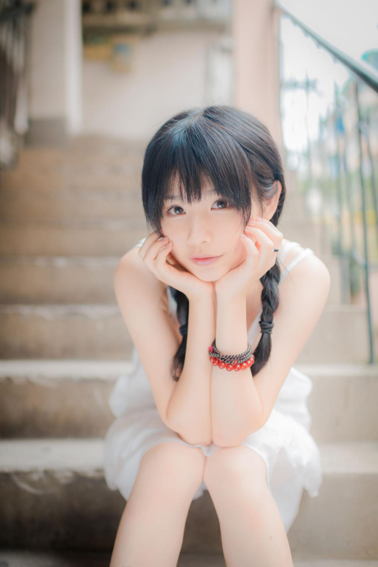 佐流双臂放在膝盖上，双手捧着脸