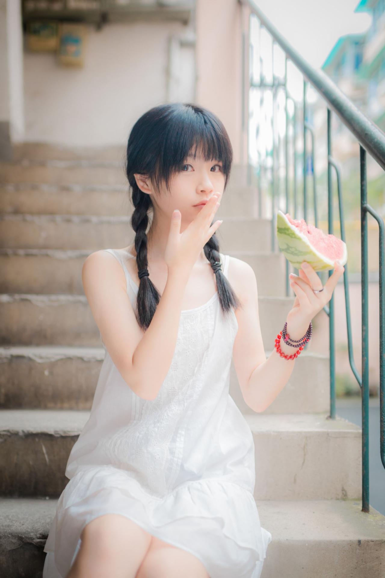 佐流左手拿着西瓜，右手轻轻擦拭嘴角