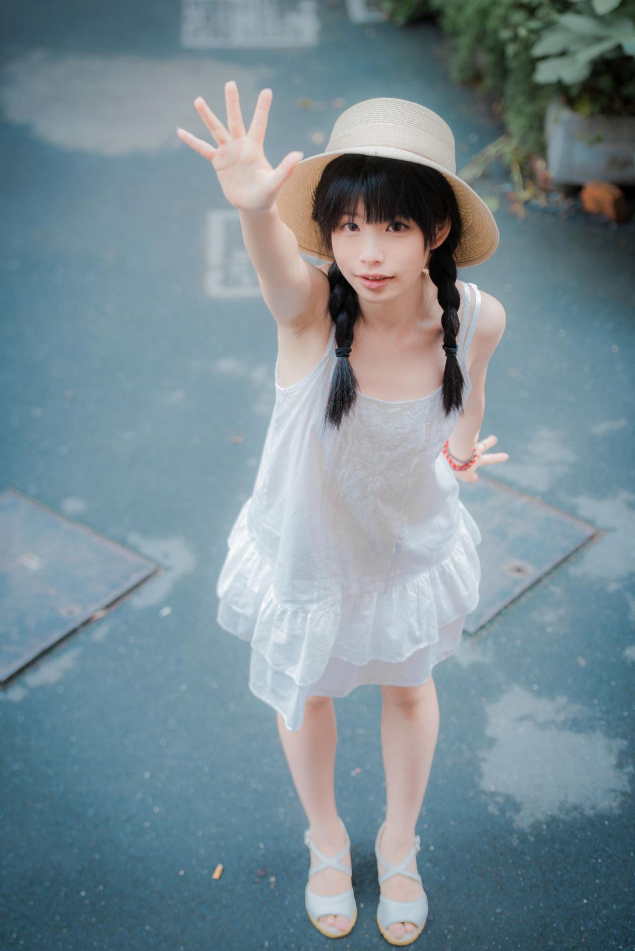 佐流戴着草帽举起右手的站立姿势