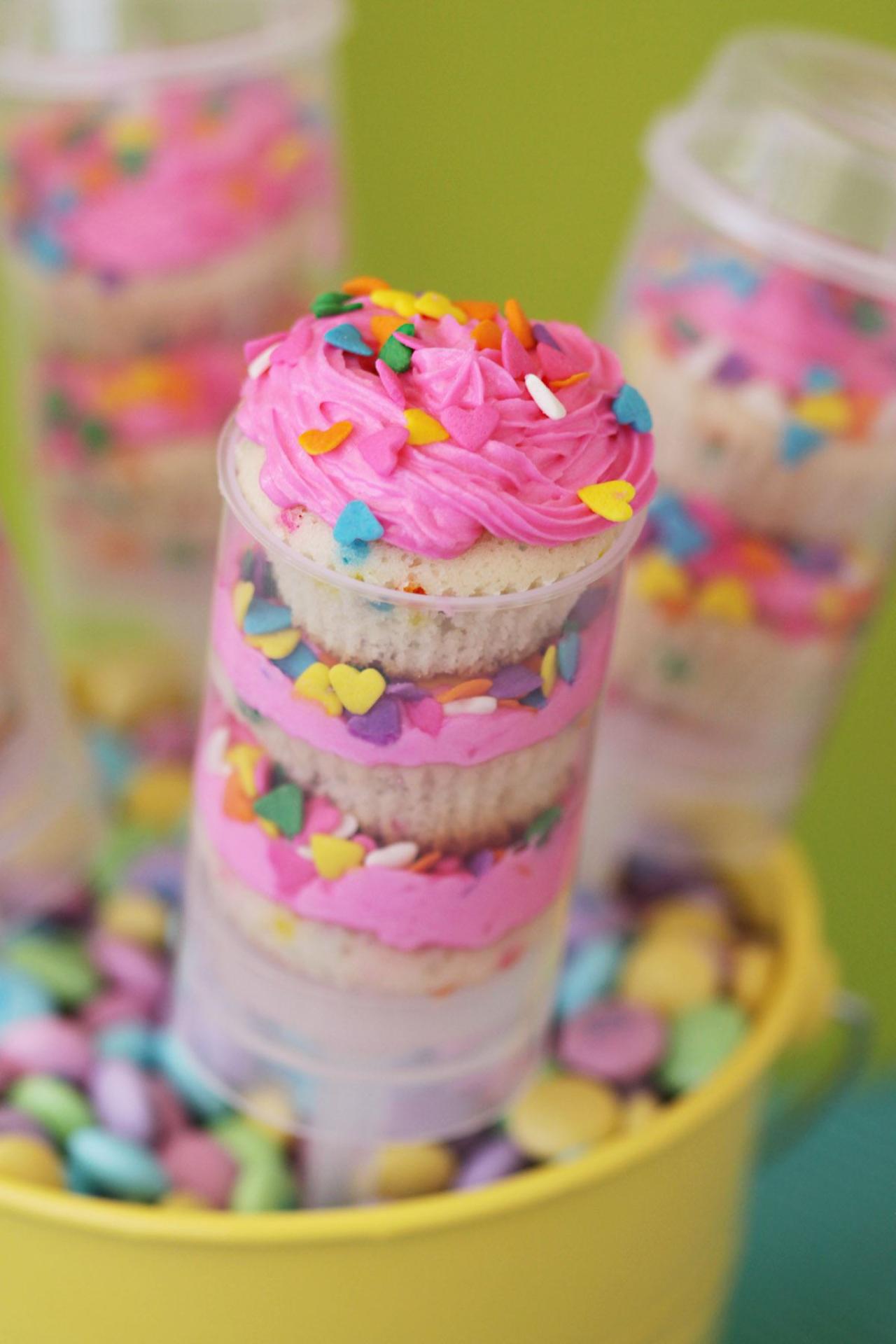 糖果盒里的粉色可爱推筒蛋糕