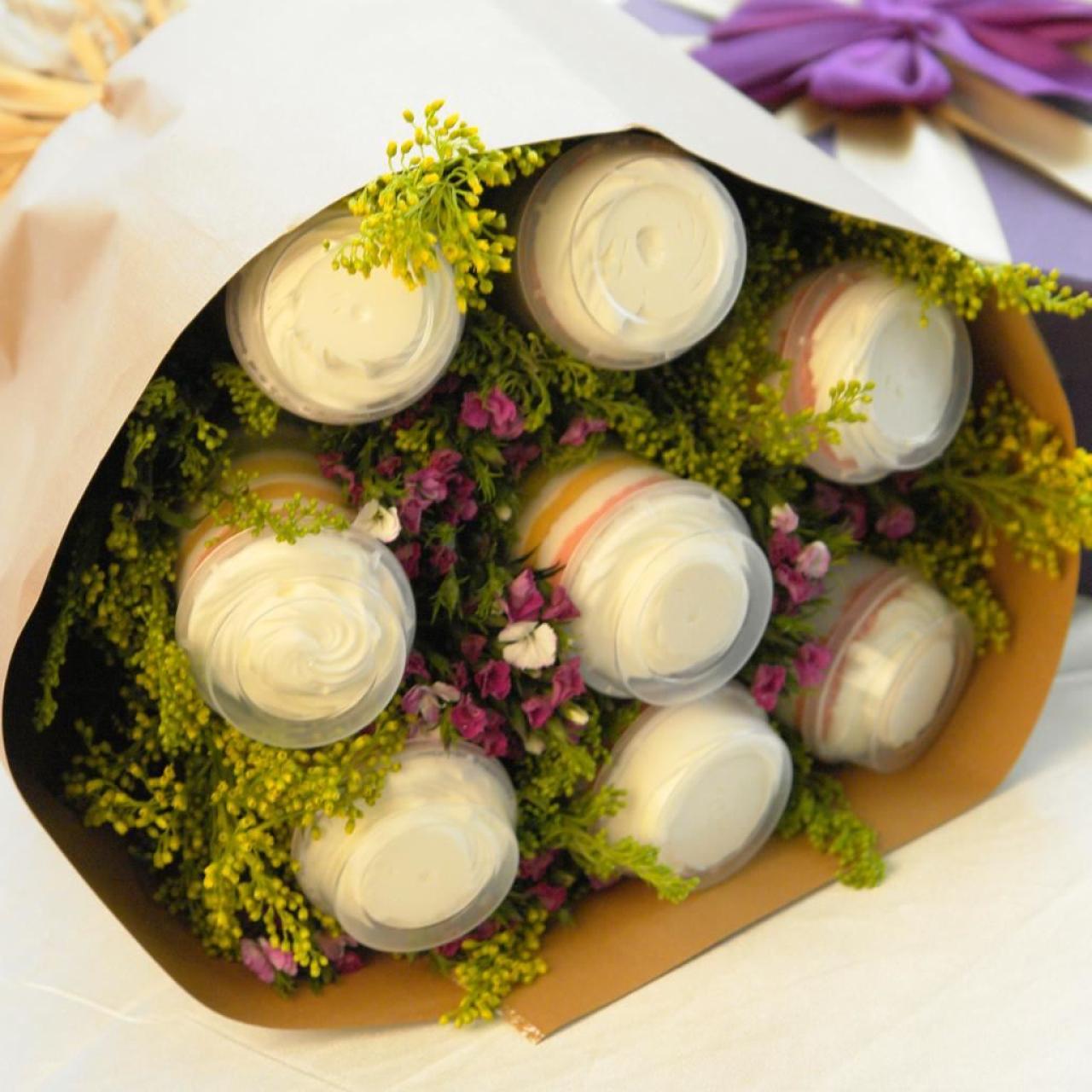 推筒蛋糕拼成的鲜花礼品