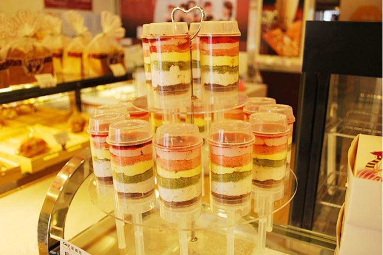 蛋糕店里摆在一起的推筒蛋糕