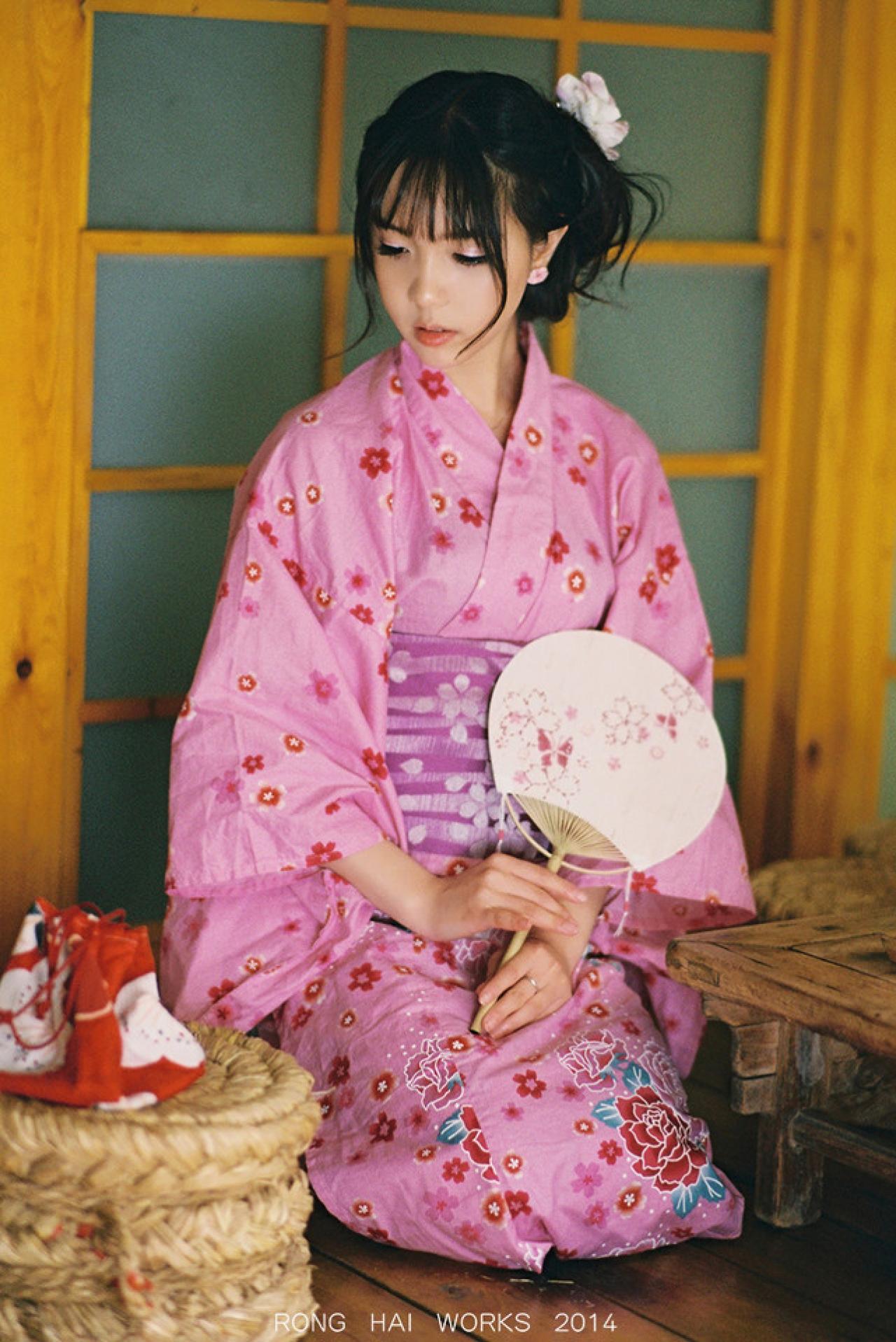 七七握着扇子端坐的姿势