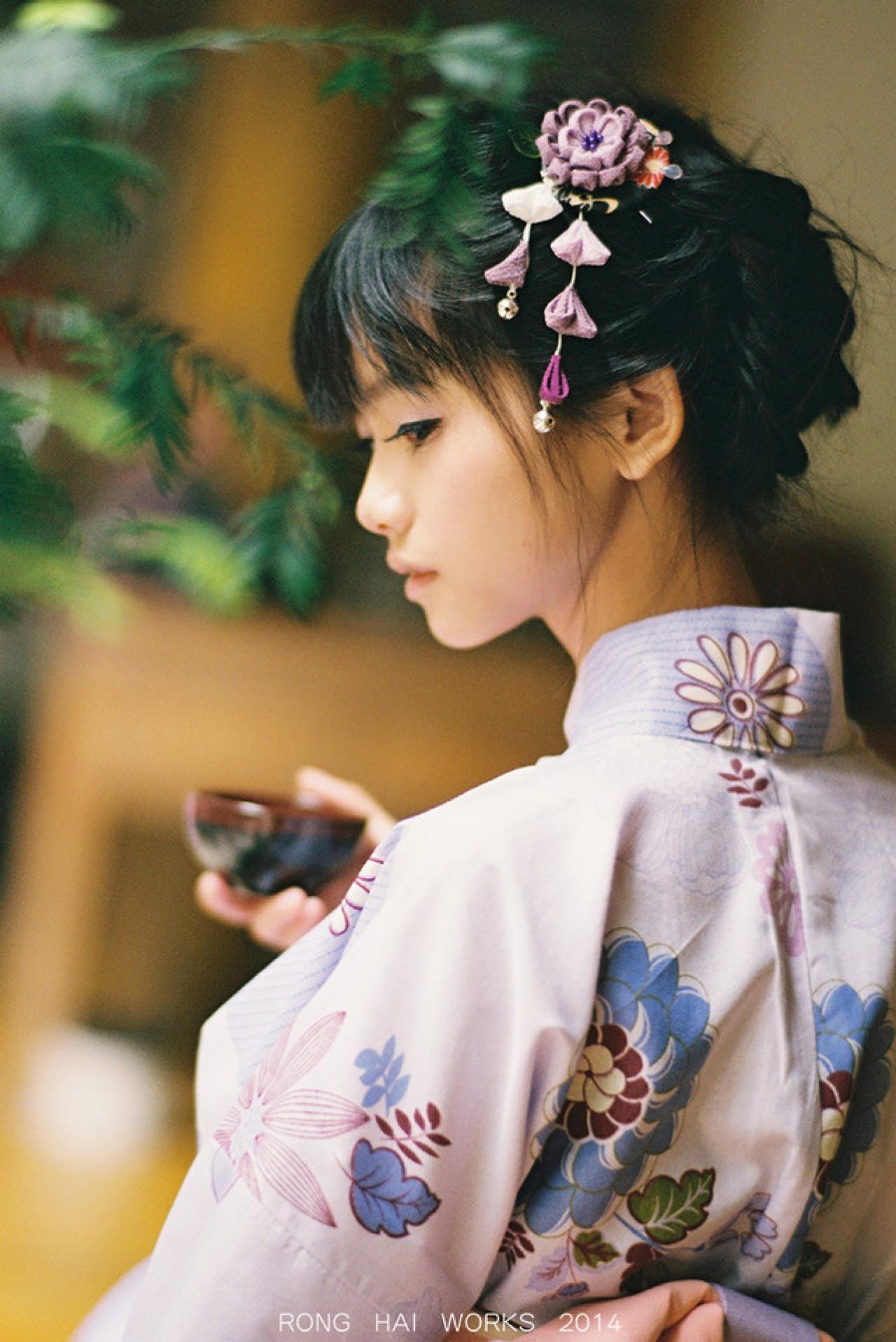 猫梓端起茶碗的侧脸