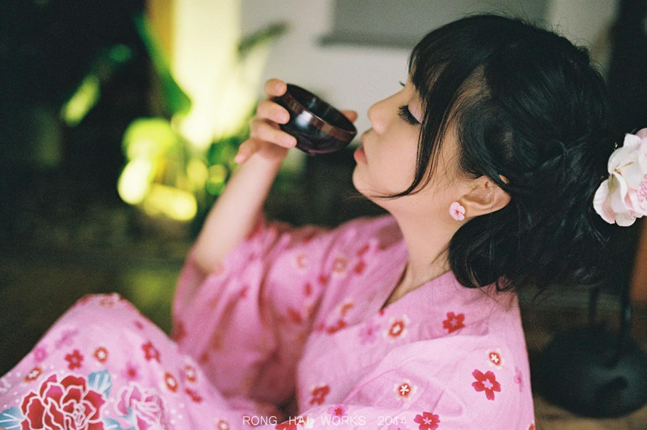 七七端起茶碗饮茶