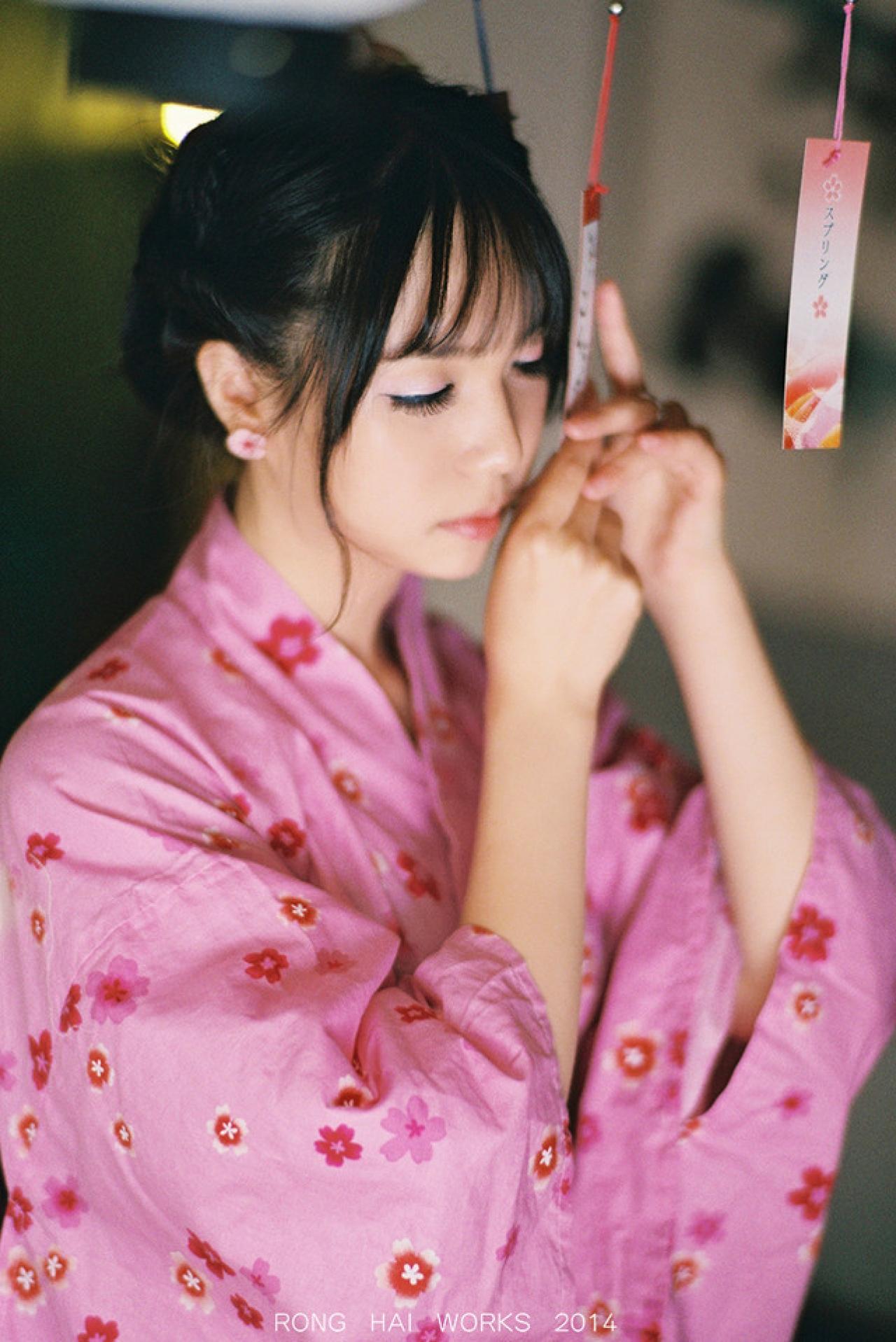 七七双手捧着风铃下悬挂的卡片