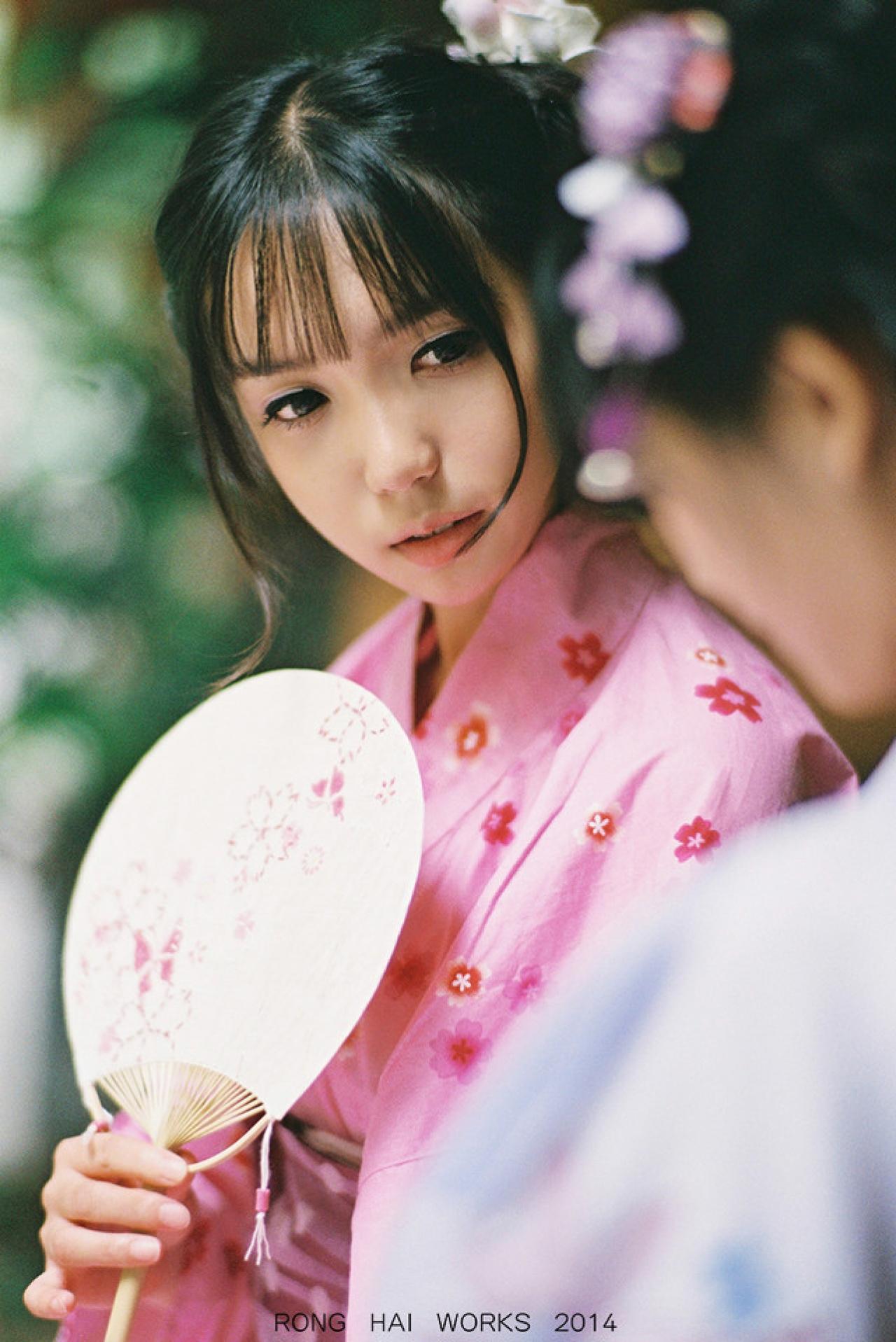 七七拿着扇子看着猫梓