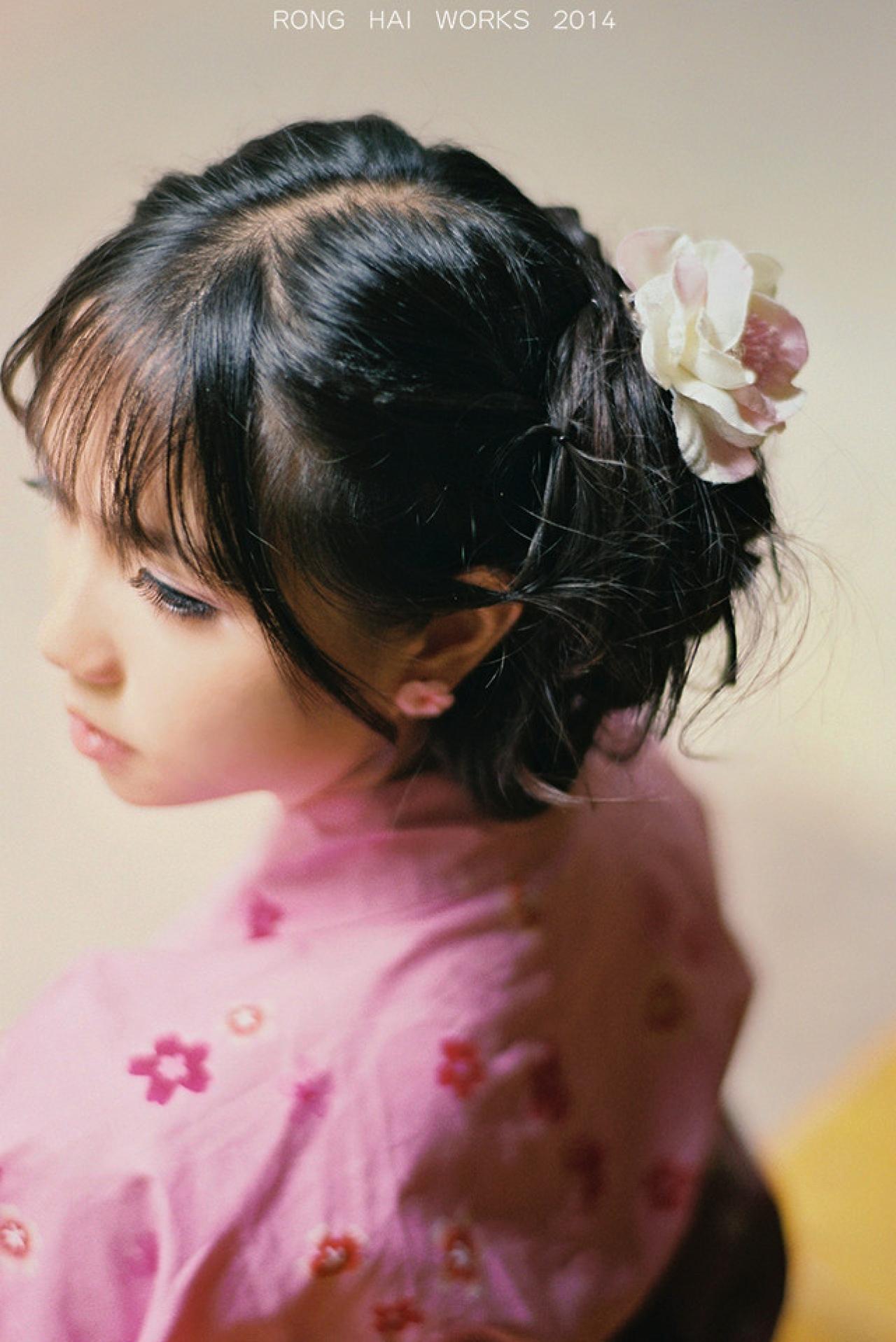 七七的背面侧脸