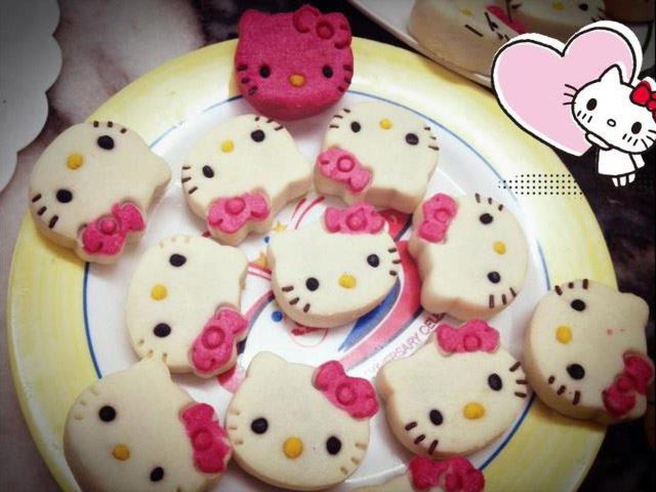 一盘子颜色与外形与HelloKitty一致的月饼