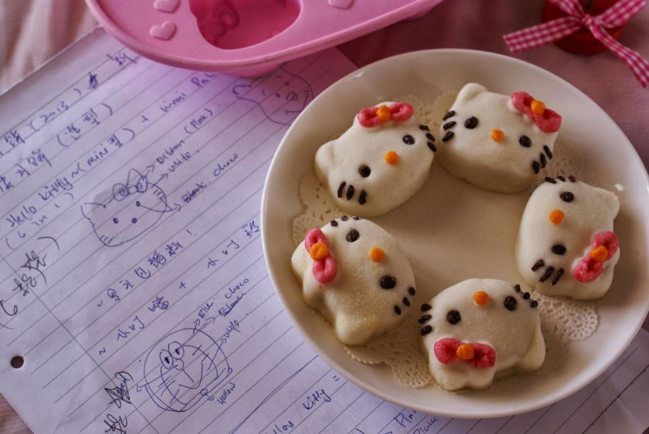 从盒子里拿出的HelloKitty月饼，刚好拼出一个六边形