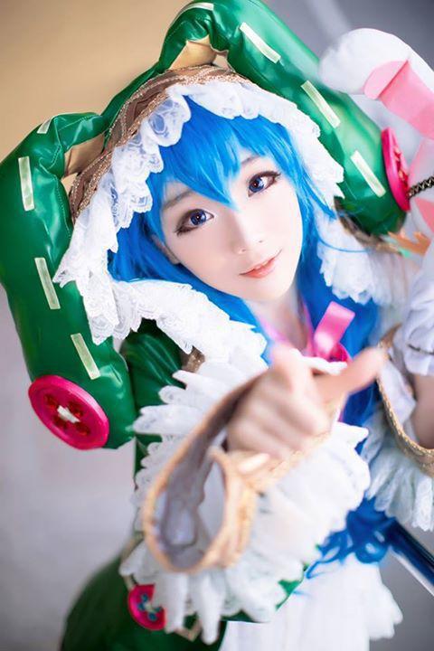 Miyuko戴着兔耳朵，伸出右手