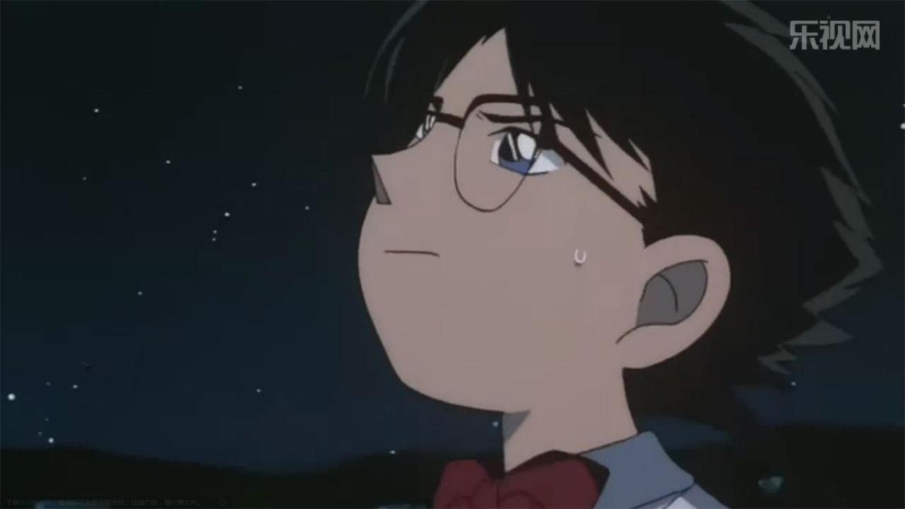 柯南45度角仰望星空，汗水挂在脸上