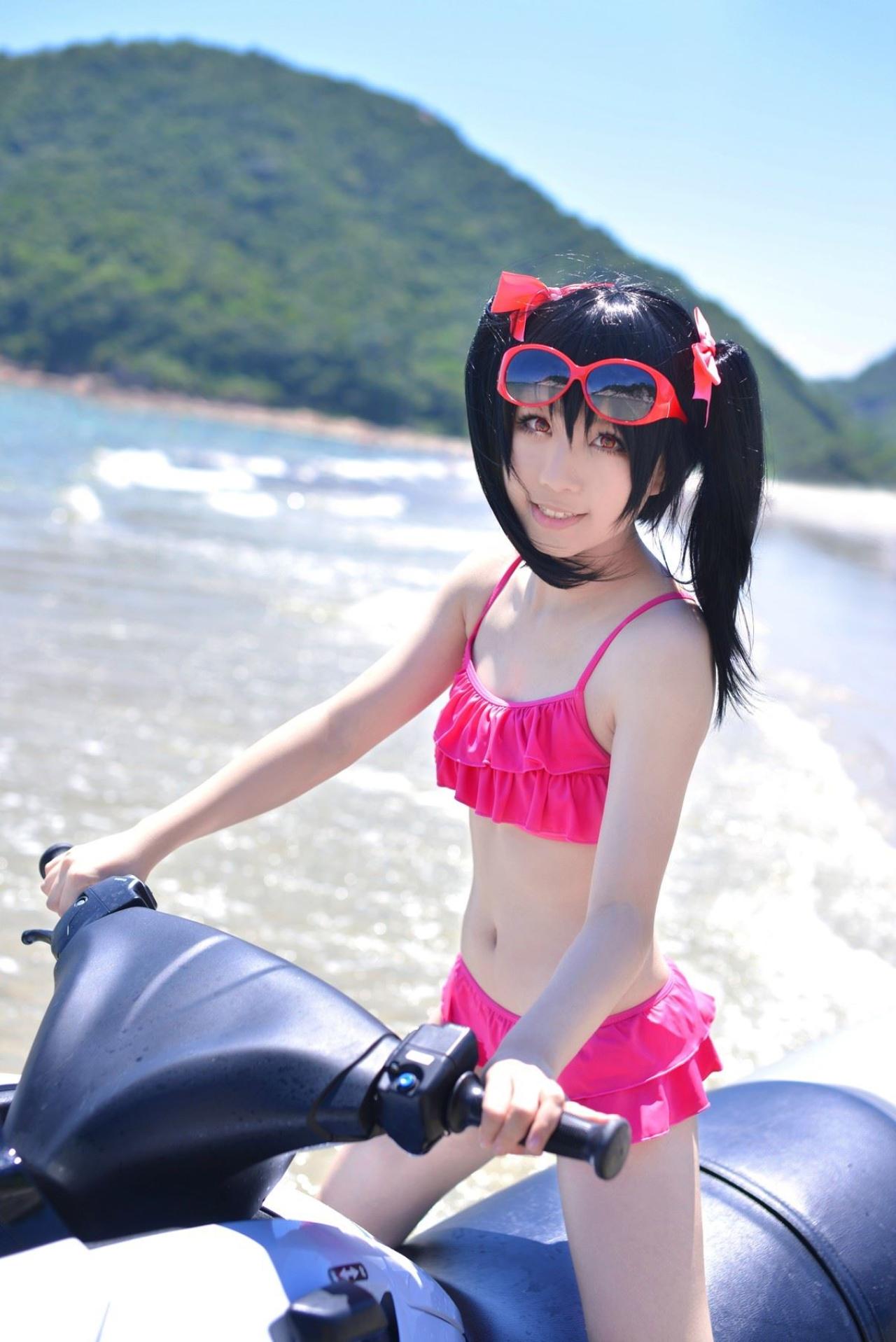 玛丽爷扮演矢泽妮可骑着海豚