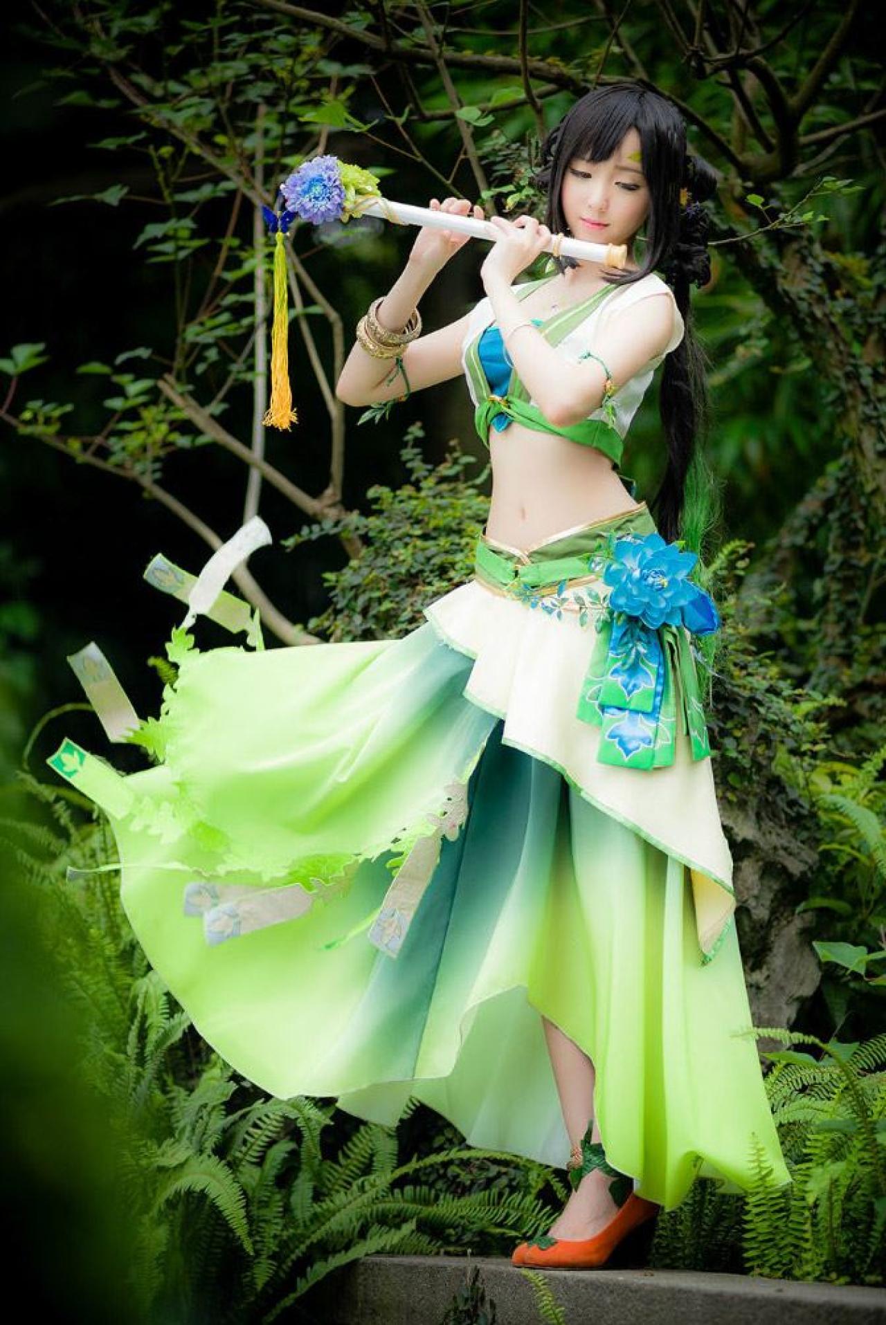 浅浅ASAKI扮演古剑奇谭阿阮在林中水畔吹奏巴乌的场景