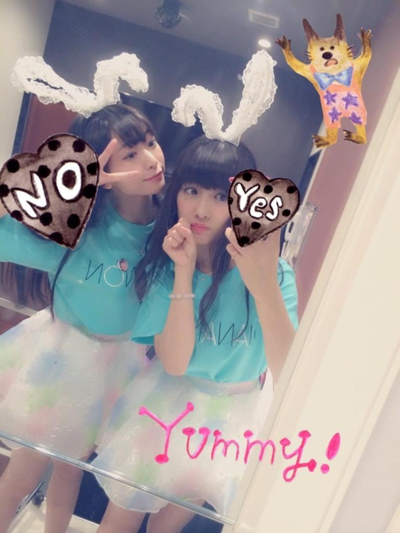 那奈和前田希美穿着蓝色衬衣，白色纺纱短裙，对着镜子扮起小兔子卖萌