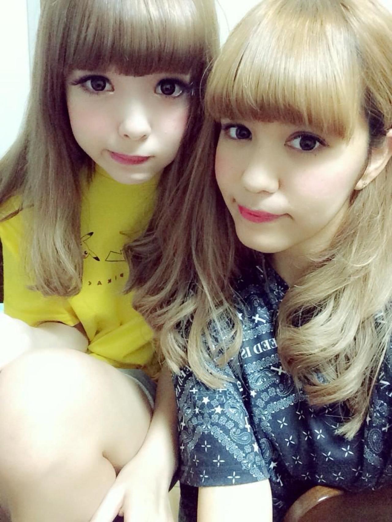 藤田ニコル（左）和小伙伴紗蘭（右）合影