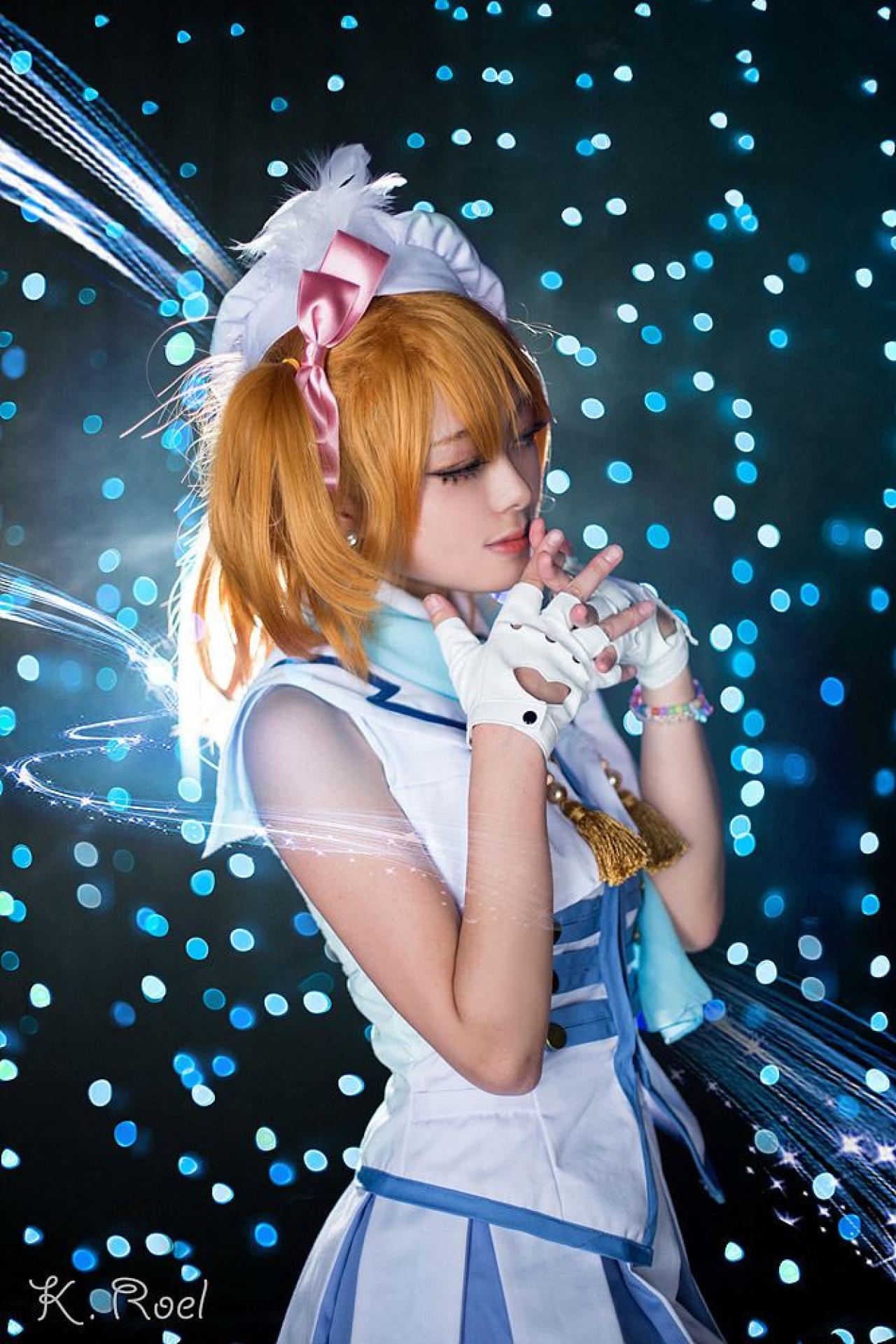 高坂穗乃果双手交叉放在胸前