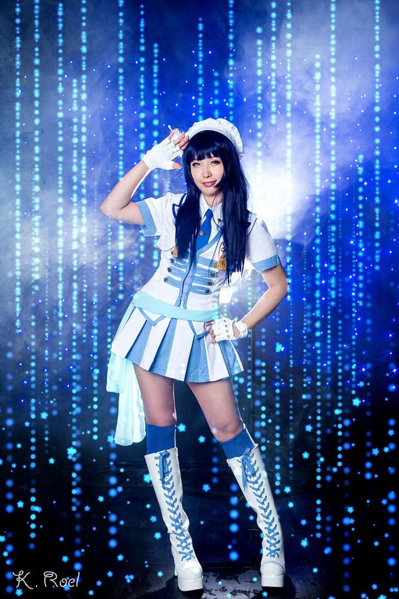 园田海未叉腰站立正面