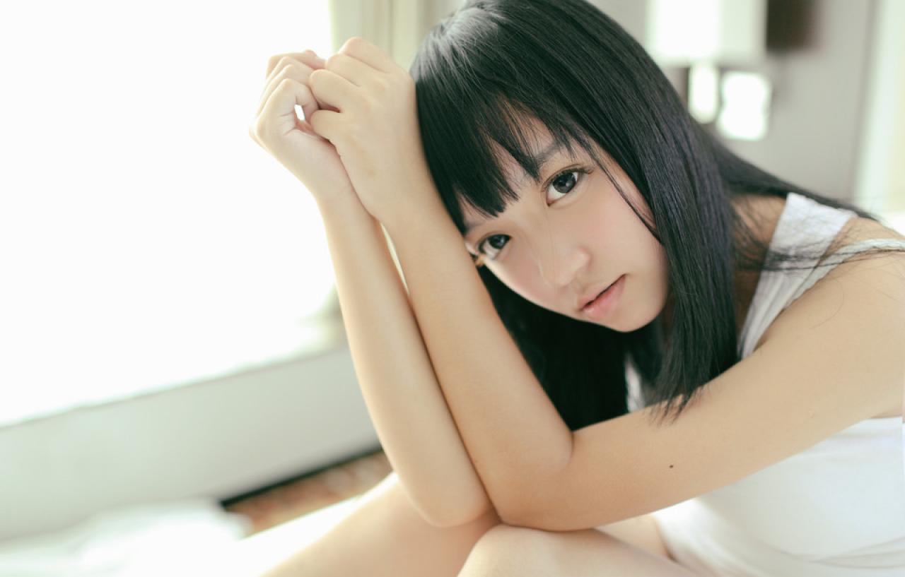 奈音蘑菇坐着，胳臂放在膝盖上