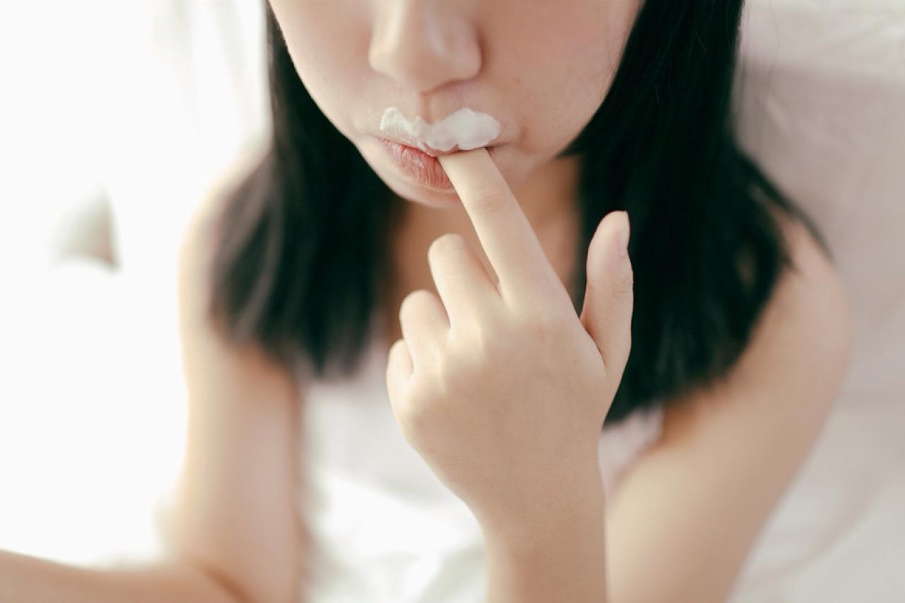 奶渍沾到了嘴上，奈音蘑菇唆了唆