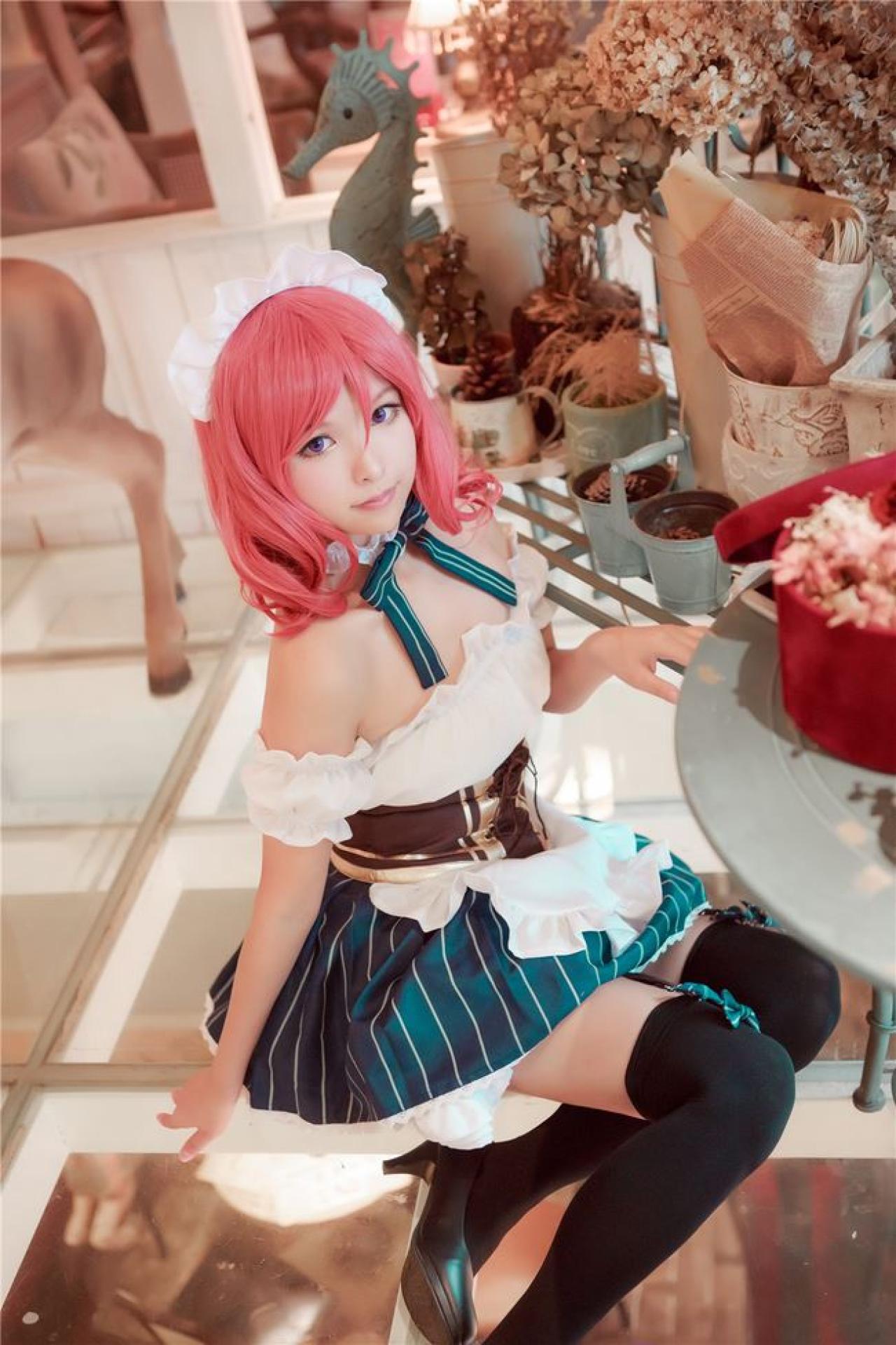 icey扮演西木野真姬坐在圆桌旁