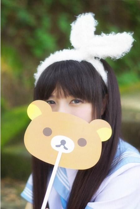 刘兔兔拿着维尼小熊的面具