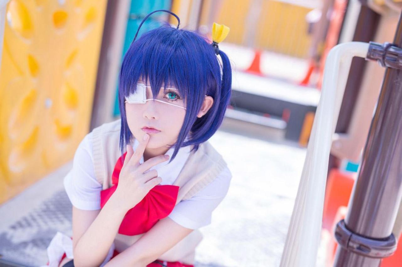 小野麻雀扮演小鸟游六花手指抵着嘴唇