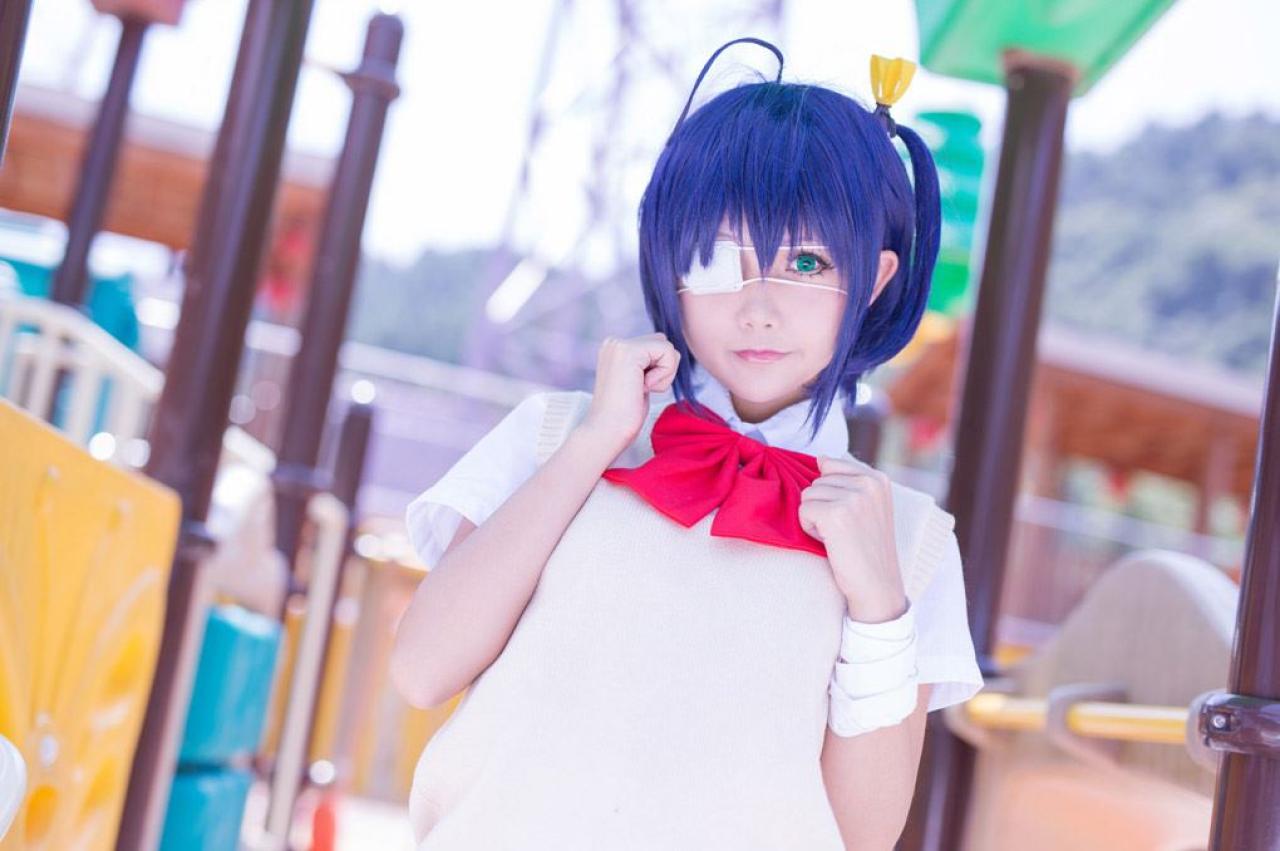 小野麻雀扮演小鸟游六花双手半握拳放在胸前