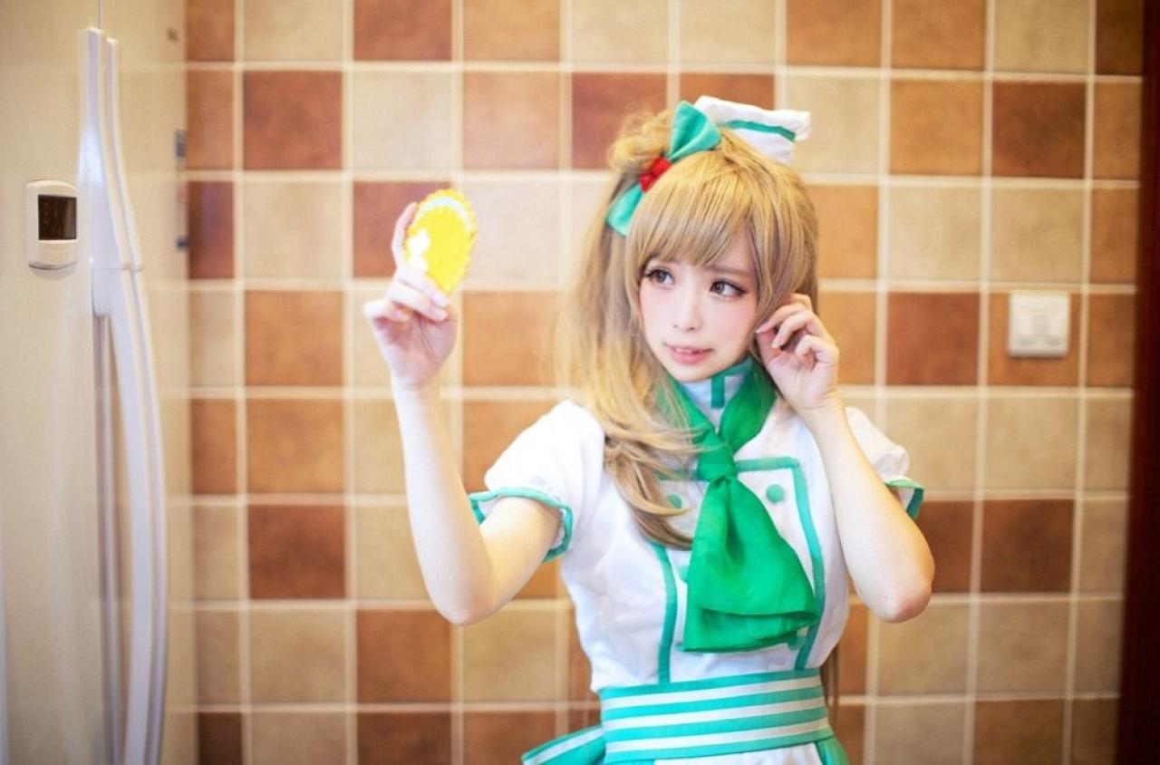 工口娘千葉扮演南小鸟照照镜子，捋捋头发