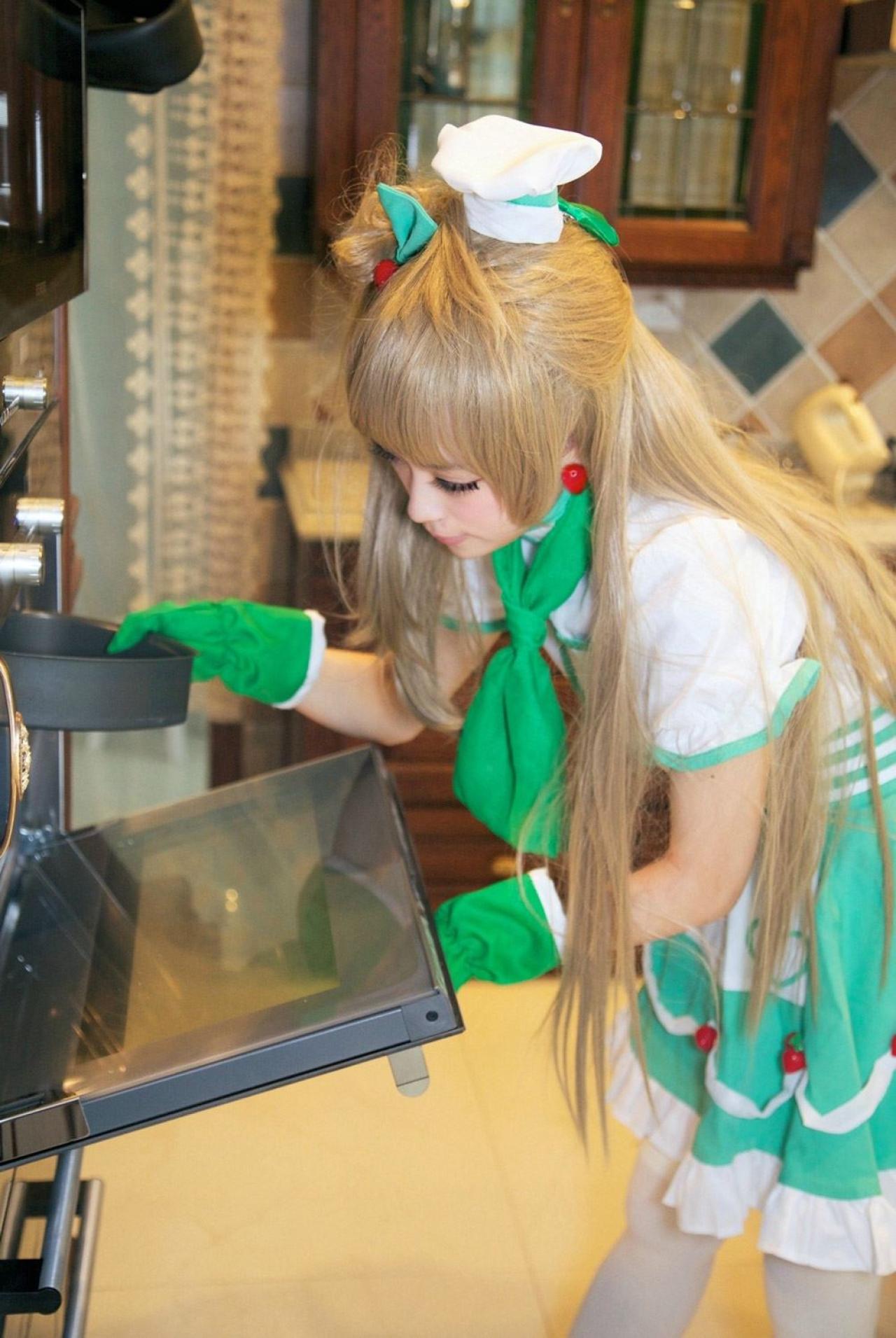 工口娘千葉扮演南小鸟弯腰打开烤箱