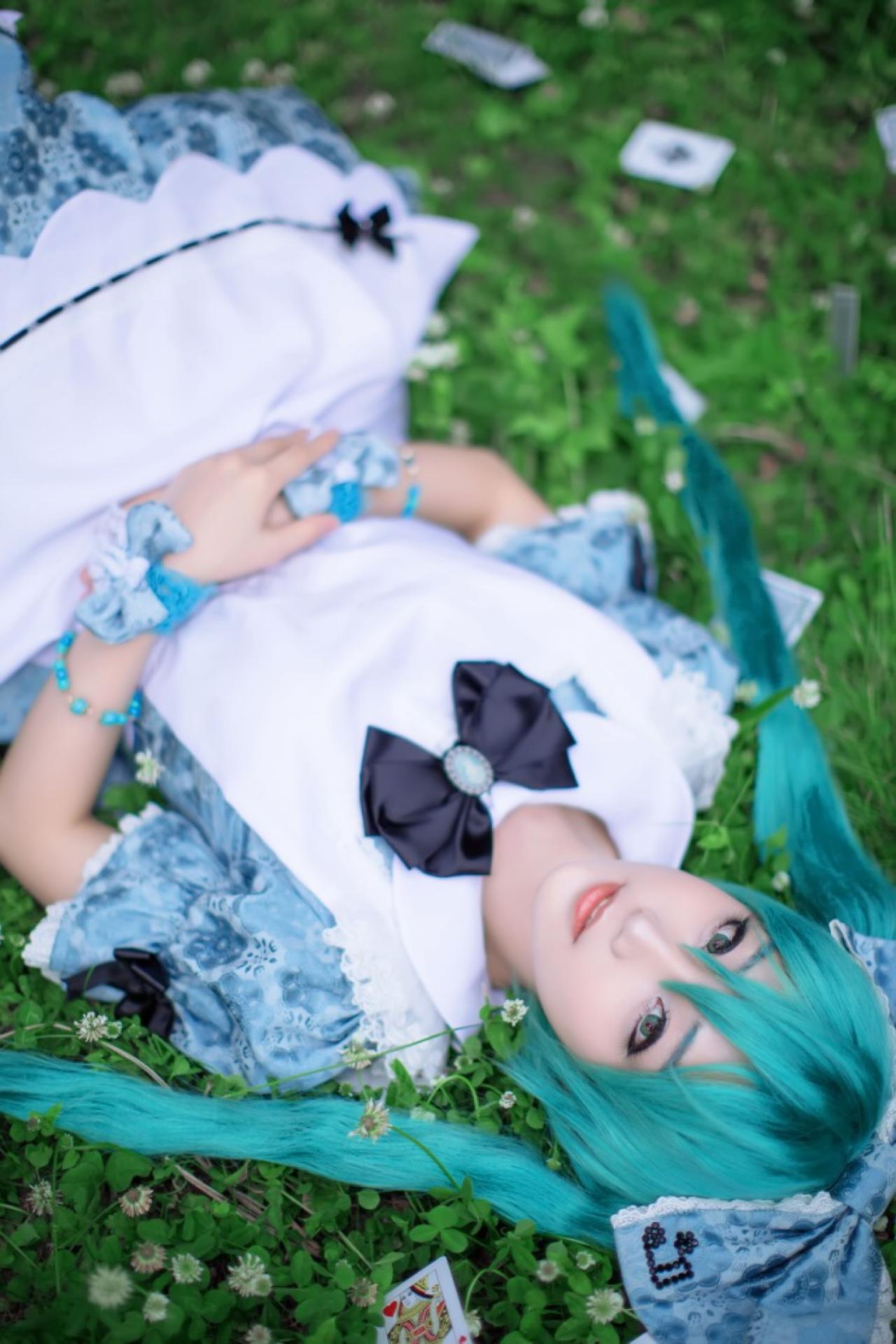 miyuko酱扮演初音未来躺在草地
