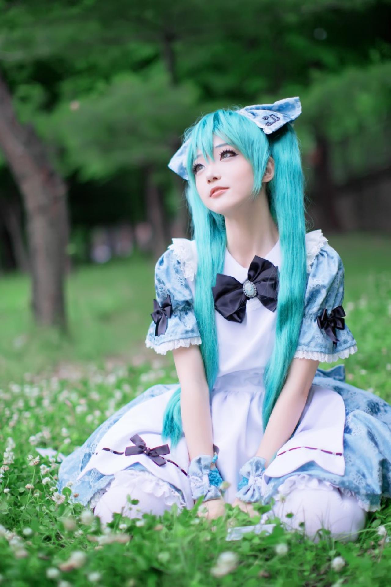 miyuko酱扮演初音未来跪坐在草地，仰望着天空