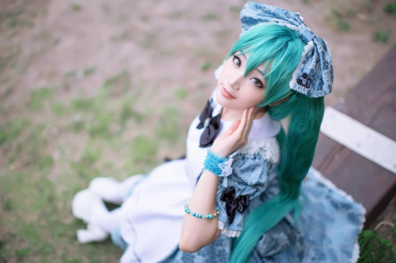 miyuko酱扮演初音未来坐在长椅上