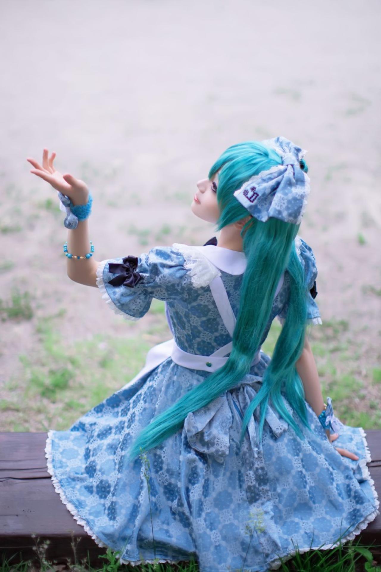 miyuko酱扮演初音未来坐在长椅左手托起