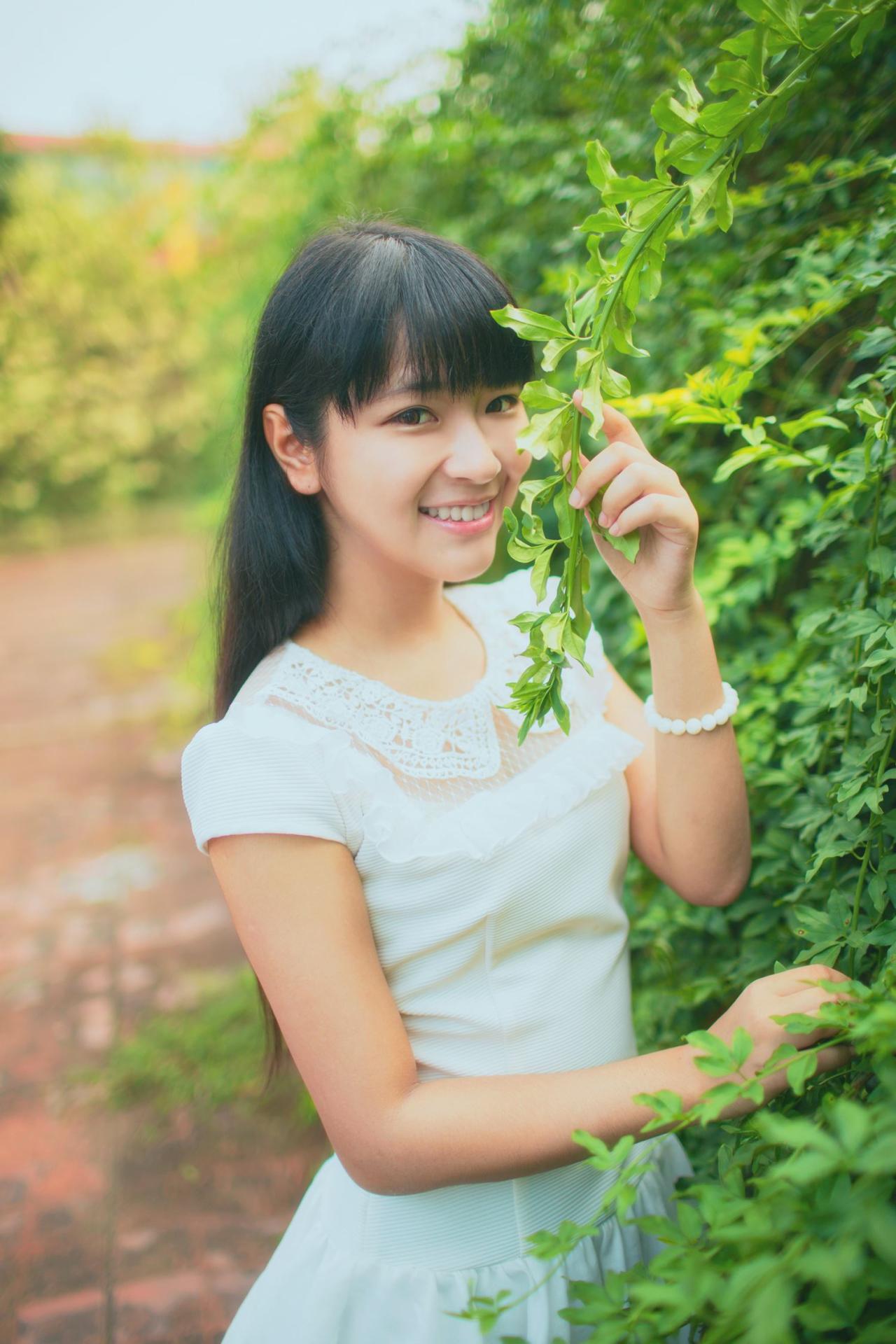 傻傻在绿树荫荫旁