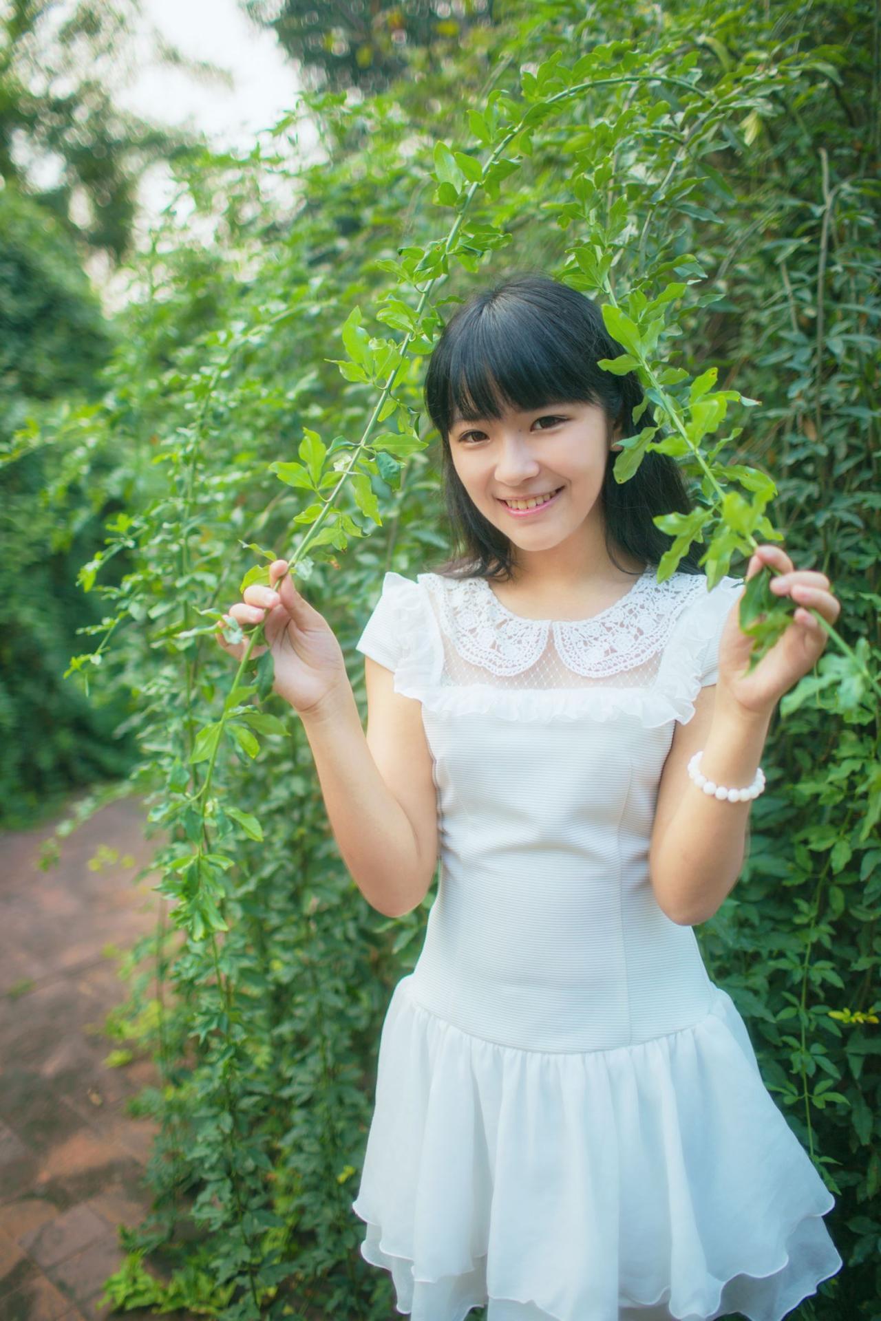 傻傻双手拿着枝条