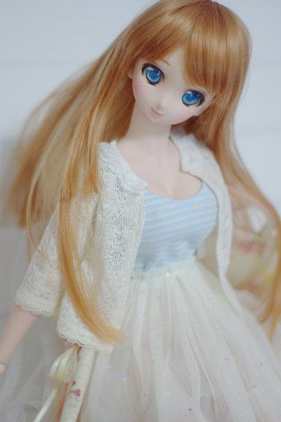 蓝白背心开衫裙DD娃娃歪着脑袋的正面