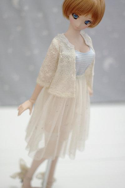 蓝白背心开衫裙DD娃娃留着短发站立的姿势