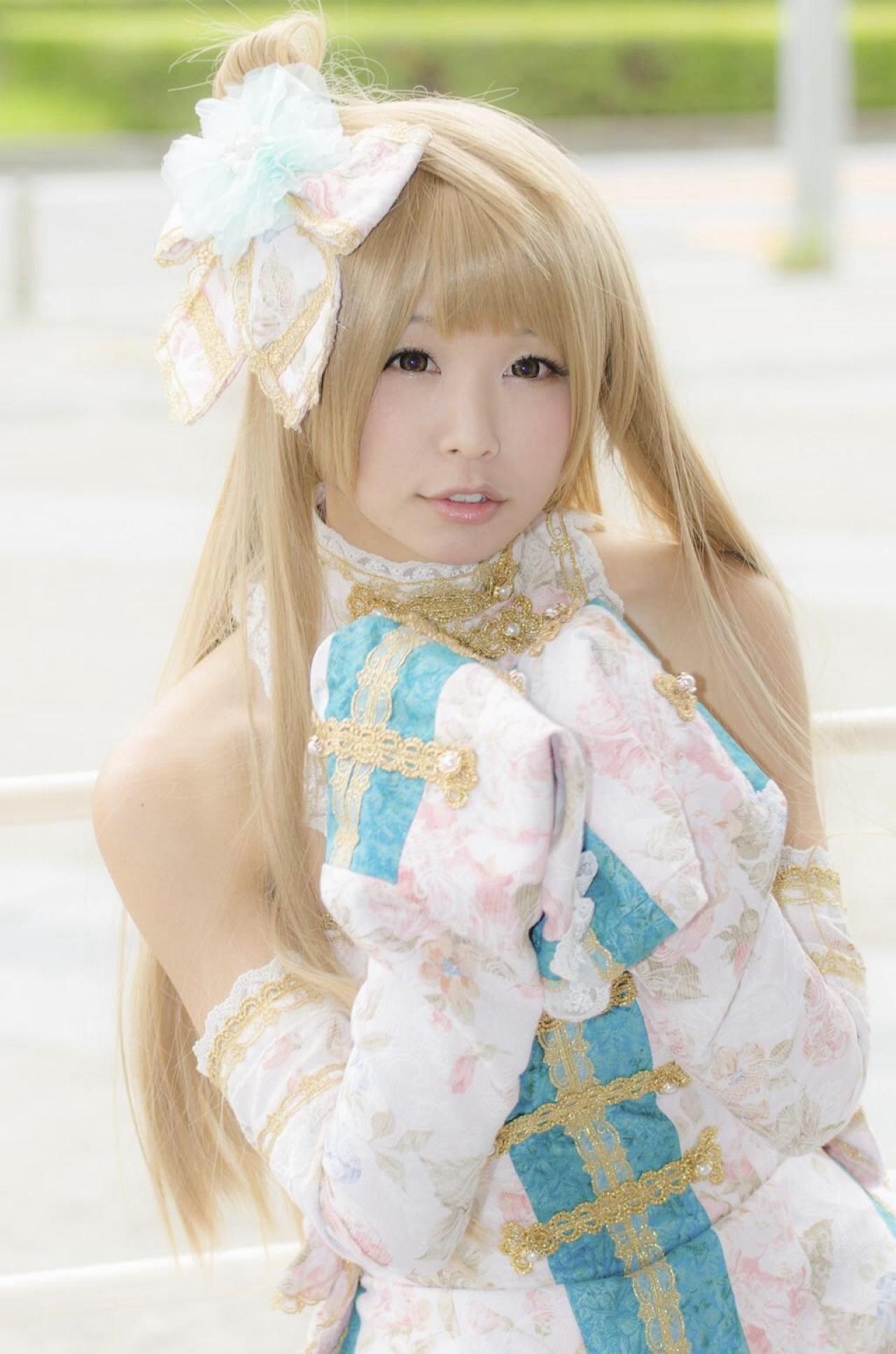 五木あきら扮演南小鸟双手放在胸口