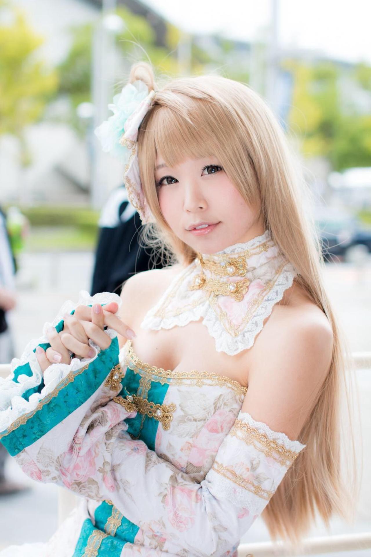 五木あきら扮演南小鸟双手五指交叉上半身照