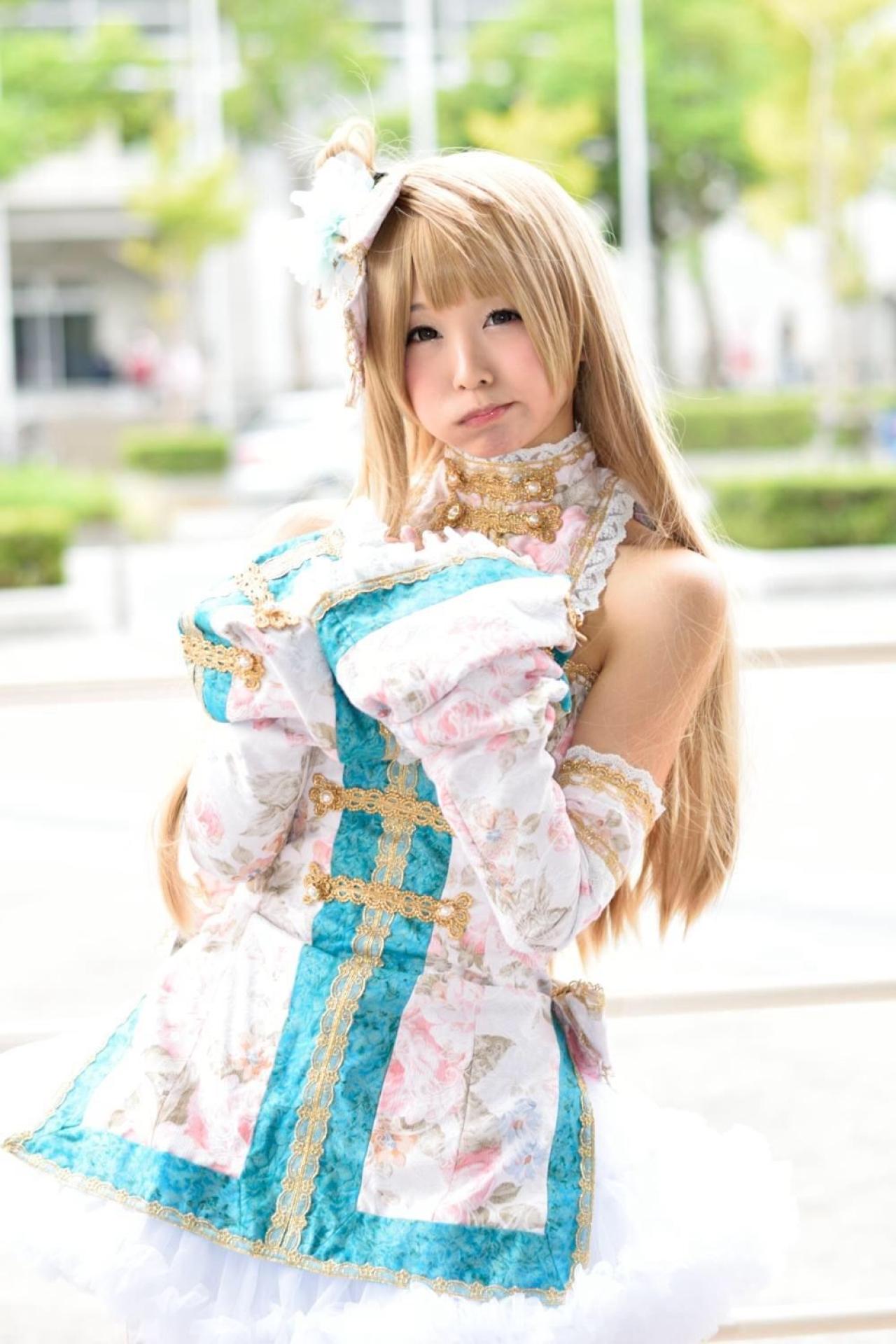 五木あきら扮演南小鸟双手叠放在胸口，撇嘴卖萌