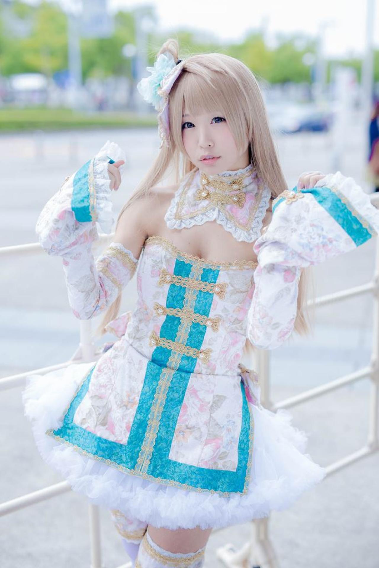 五木あきら扮演南小鸟在栏杆旁双手抬起，摇晃袖摆